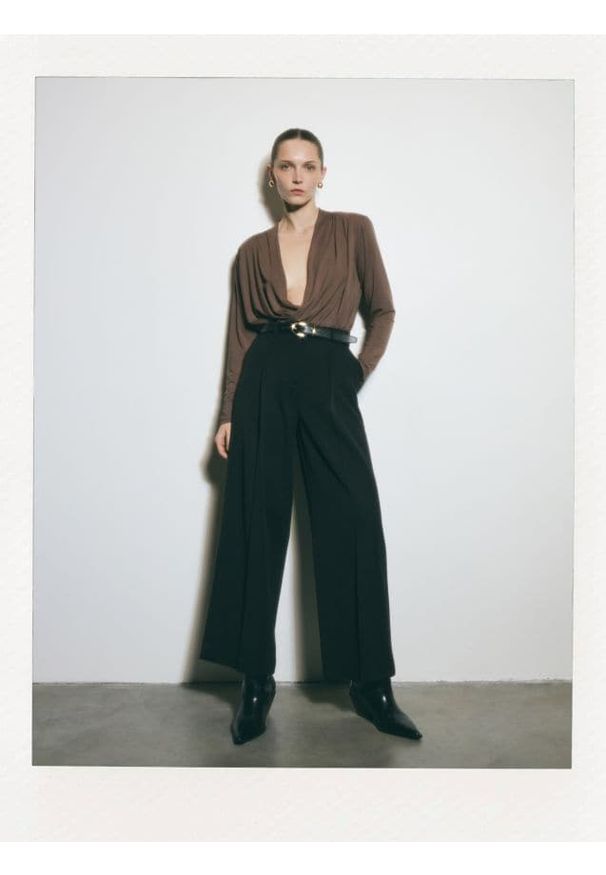 Reserved - Body oversize - brązowy. Kolor: brązowy. Materiał: tkanina