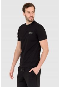 EA7 Emporio Armani - EA7 Czarny męski t-shirt z naszywką z logo, Rozmiar XL. Kolor: czarny. Wzór: aplikacja