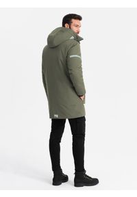 Ombre Clothing - Ocieplana długa kurtka męska z odblaskowymi elementami – oliwkowa V3 - Rozmiar: S. Typ kołnierza: kołnierzyk stójkowy, kaptur. Kolor: oliwkowy. Materiał: guma, syntetyk, poliester, materiał. Długość: długie. Wzór: aplikacja, nadruk #4