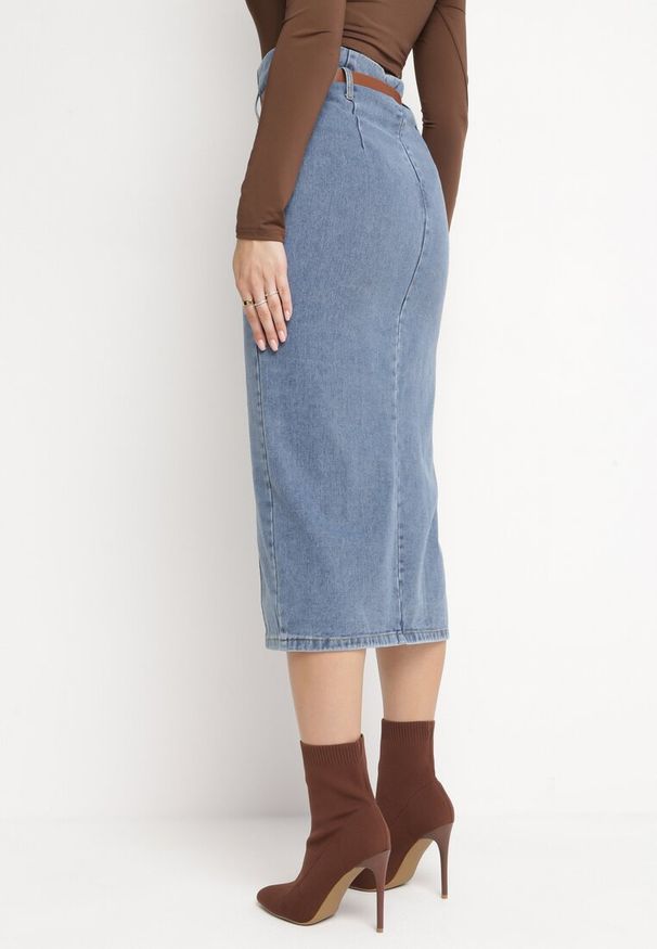 Born2be - Niebieska Ołówkowa Spódnica z Jeansu z Paskiem ze Sprzączką Fernilla. Stan: podwyższony. Kolor: niebieski. Materiał: jeans. Styl: klasyczny