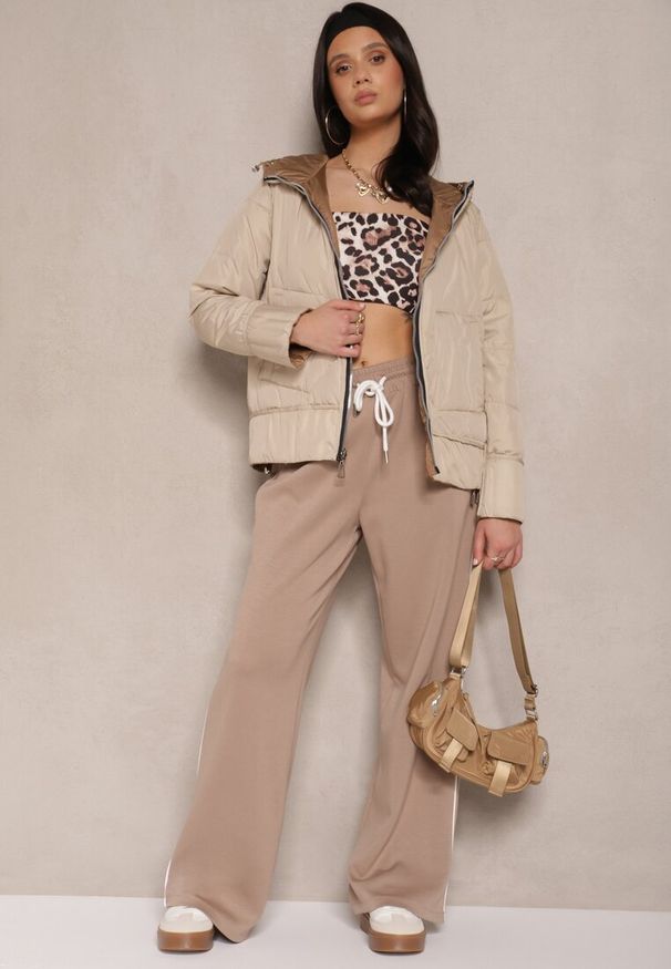Renee - Ciemnobeżowa Pikowana Kurtka Dwustronna z Kapturem Eravinea. Okazja: na co dzień. Typ kołnierza: kaptur. Kolor: beżowy. Materiał: jeans. Styl: elegancki, casual