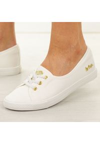 Białe tenisówki damskie Lee Cooper 4043. Okazja: na co dzień, na spacer. Nosek buta: okrągły. Kolor: biały. Materiał: tkanina. Szerokość cholewki: normalna. Sezon: wiosna, lato. Styl: casual, klasyczny, elegancki #1