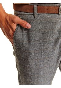 TOP SECRET - Spodnie tkaninowe z paskiem. Okazja: do pracy. Kolor: szary. Materiał: tkanina. Długość: długie. Sezon: jesień. Styl: klasyczny, elegancki #4