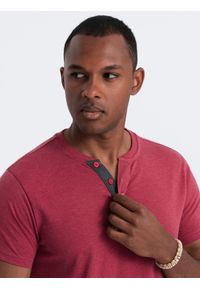 Ombre Clothing - T-shirt męski z okrągłym rozpinanym dekoltem henley – czerwony V1 - Rozmiar: L. Okazja: na co dzień. Typ kołnierza: typu henley. Kolor: czerwony. Materiał: poliester, bawełna. Styl: casual