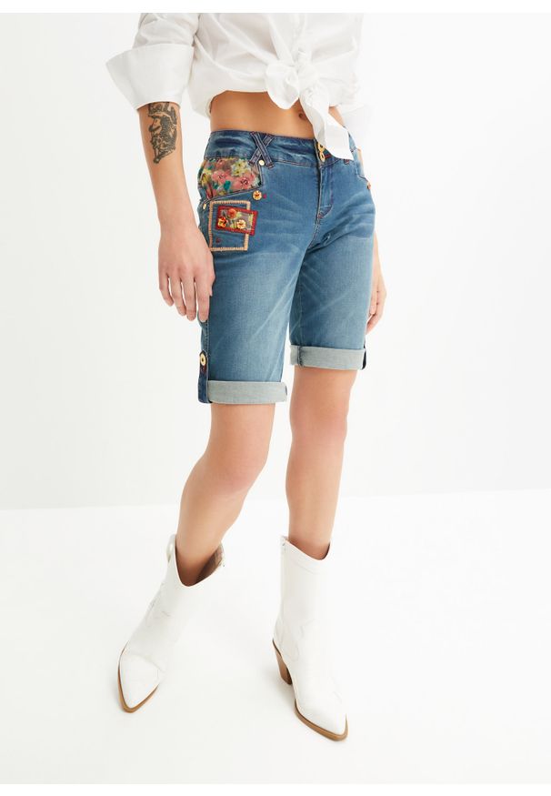 bonprix - Szorty dżinsowe mid waist. Kolor: niebieski. Wzór: kolorowy. Styl: elegancki