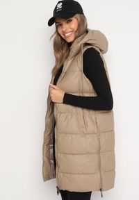 Born2be - Ciemnobeżowa Pikowana Kamizelka z Kapturem i Obustronnym Suwakiem Trilasa. Typ kołnierza: kaptur. Kolor: beżowy. Styl: elegancki #2