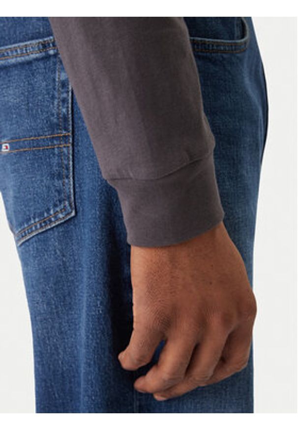 Tommy Jeans Longsleeve Chest Linear DM0DM21594 Szary ciemny Regular Fit. Kolor: szary. Materiał: bawełna. Długość rękawa: długi rękaw