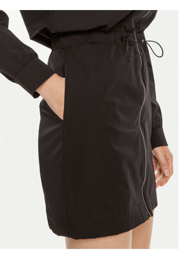 Guess Sukienka codzienna Aurelie V4YK01 WG982 Czarny Regular Fit. Okazja: na co dzień. Kolor: czarny. Materiał: syntetyk. Typ sukienki: proste. Styl: casual