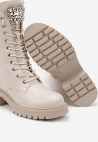 Renee - Beżowe Botki Workery z Serduszkiem z Błyszczących Cyrkonii Fessalia. Kolor: beżowy. Materiał: jeans. Wzór: moro. Styl: militarny, elegancki #4