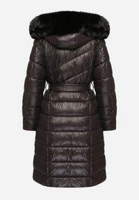 Born2be - Czarna Pikowana Kurtka o Długim Kroju z Odpinanym Kapturem z Futerkiem i Paskiem oleti. Okazja: na co dzień, na spacer. Kolor: czarny. Materiał: futro. Długość: długie. Sezon: zima. Styl: klasyczny, casual, elegancki #7