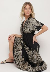 Born2be - Czarna Kopertowa Sukienka z Wiskozy Ozdobiona Frędzlami Redare. Okazja: na co dzień. Typ kołnierza: dekolt w serek. Kolor: czarny. Materiał: wiskoza. Wzór: aplikacja. Typ sukienki: kopertowe. Styl: casual, klasyczny, boho #3