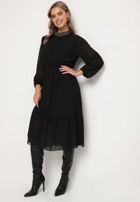 Born2be - Czarna Sukienka z Gumką w Talii Ozdobiona Aplikacjami przy Dekolcie Lilirae. Kolor: czarny. Wzór: aplikacja. Sezon: wiosna, lato. Styl: elegancki #7