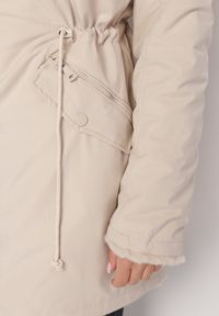 Born2be - Jasnobeżowa Kurtka z Kapturem i Ozdobnym Futerkiem Lutiena. Typ kołnierza: kaptur. Kolor: beżowy. Materiał: futro #2