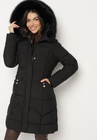 Born2be - Czarna Pikowana Kurtka o Taliowanym Kroju z Kapturem z Futerkiem Sintinnella. Okazja: na co dzień. Typ kołnierza: kaptur. Kolor: czarny. Materiał: futro. Sezon: zima, jesień. Styl: casual, elegancki #1