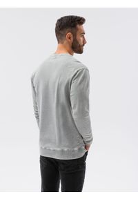 Ombre Clothing - Bluza męska bez kaptura bawełniana B1173 - jasnoszara - XXL. Typ kołnierza: bez kaptura. Kolor: szary. Materiał: bawełna. Wzór: aplikacja. Styl: klasyczny #3
