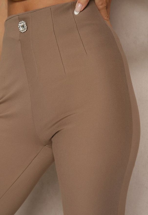 Renee - Ciemnobeżowe Legginsy High Waist z Wiskozą z Cyrkoniowym Guzikiem Naliselle. Okazja: na co dzień. Stan: podwyższony. Kolor: beżowy. Materiał: wiskoza. Styl: elegancki, casual