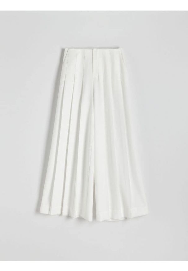 Reserved - Szerokie spodnie z plisami - biały. Kolor: biały. Materiał: tkanina. Wzór: gładki