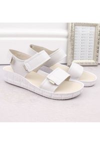 Skórzane komfortowe sandały damskie na rzepy białe Helios 136.188. Zapięcie: rzepy. Kolor: biały. Materiał: skóra