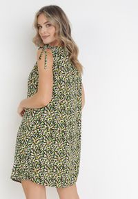 Born2be - Zielono-Czarna Trapezowa Sukienka z Wiskozy ze Ściągaczami na Ramionach Dorthi. Kolor: zielony. Materiał: wiskoza. Sezon: lato. Typ sukienki: trapezowe #3