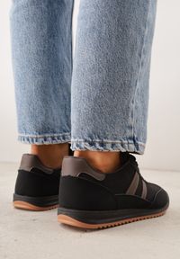 Born2be - Czarno-Brązowe Sneakersy z Geometrycznym Motywem Jannata. Okazja: na co dzień. Kolor: czarny. Materiał: jeans, dresówka. Wzór: geometria #2