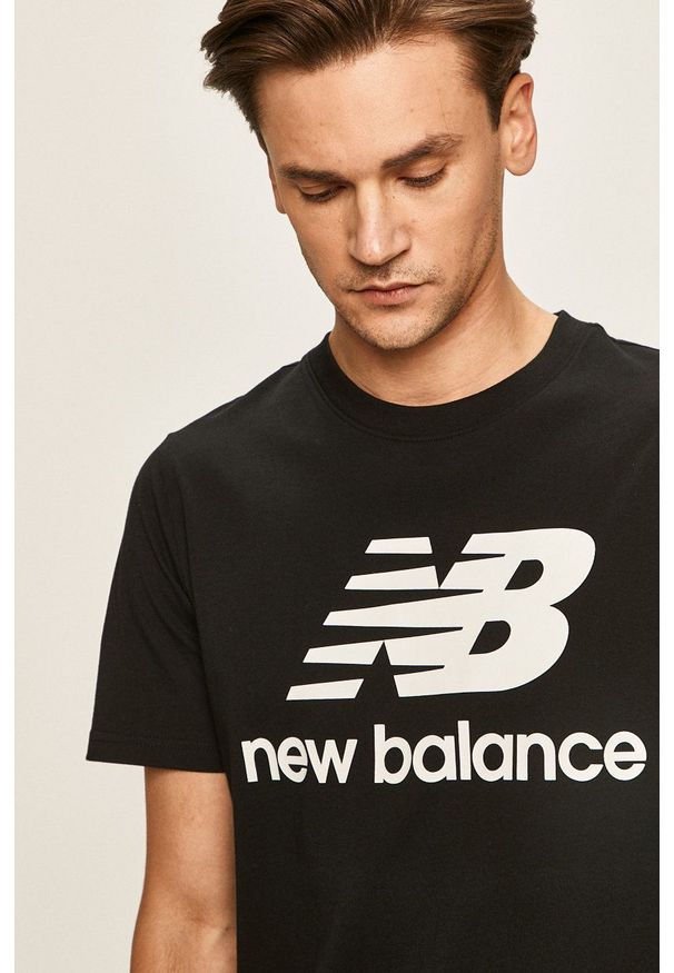 New Balance - T-shirt. Okazja: na co dzień. Kolor: czarny. Materiał: dzianina. Wzór: nadruk. Styl: casual