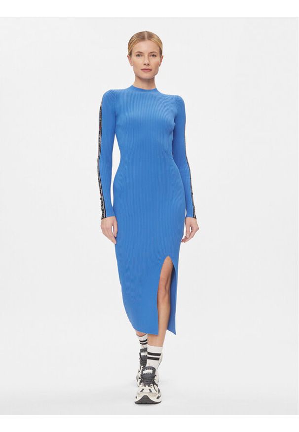 Tommy Jeans Sukienka dzianinowa DW0DW17415 Niebieski Slim Fit. Kolor: niebieski. Materiał: syntetyk