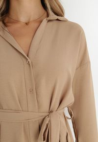 Born2be - Beżowa Sukienka Koszulowa z Falbanką i Wiązanym Paskiem Fian. Kolor: beżowy. Materiał: materiał. Długość rękawa: długi rękaw. Typ sukienki: koszulowe. Styl: klasyczny. Długość: mini #3