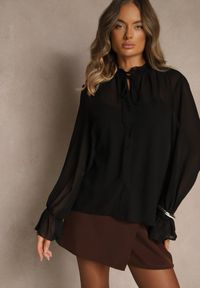 Renee - Czarna Siateczkowa Koszula VICES Zdobiona Falbankami i Wiązaniem Zevoria. Okazja: na co dzień. Typ kołnierza: kołnierz z falbankami. Kolor: czarny. Materiał: jeans. Długość rękawa: długi rękaw. Długość: długie. Wzór: aplikacja. Styl: klasyczny, casual