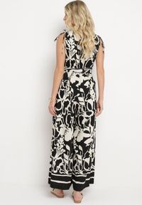 Born2be - Czarny Kopertowy Kombinezon z Wiskozą Wykończony Gumką w Talii z Materiałowym Paskiem Inatia. Okazja: na co dzień. Kolor: czarny. Materiał: wiskoza, materiał. Długość: długie. Styl: casual, elegancki #3