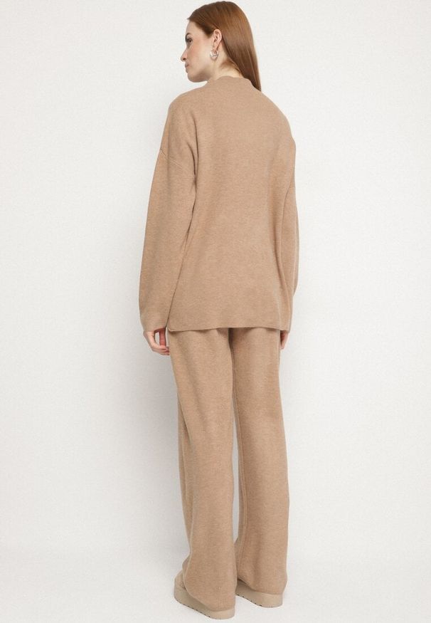 Born2be - Ciemnobeżowy Dzianinowy Komplet z Wełną Spodnie i Sweter Tesira. Kolor: beżowy. Materiał: dzianina, wełna. Sport: turystyka piesza