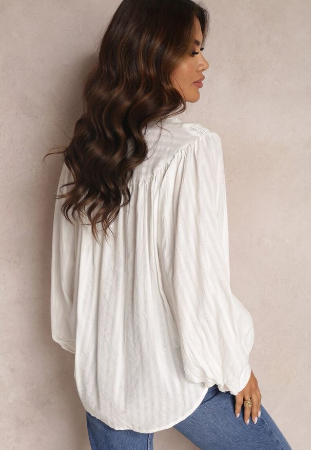 Renee - Biała Koszula Oversize z Bawełny Endona. Typ kołnierza: kołnierzyk stójkowy. Kolor: biały. Materiał: bawełna. Wzór: aplikacja. Styl: elegancki