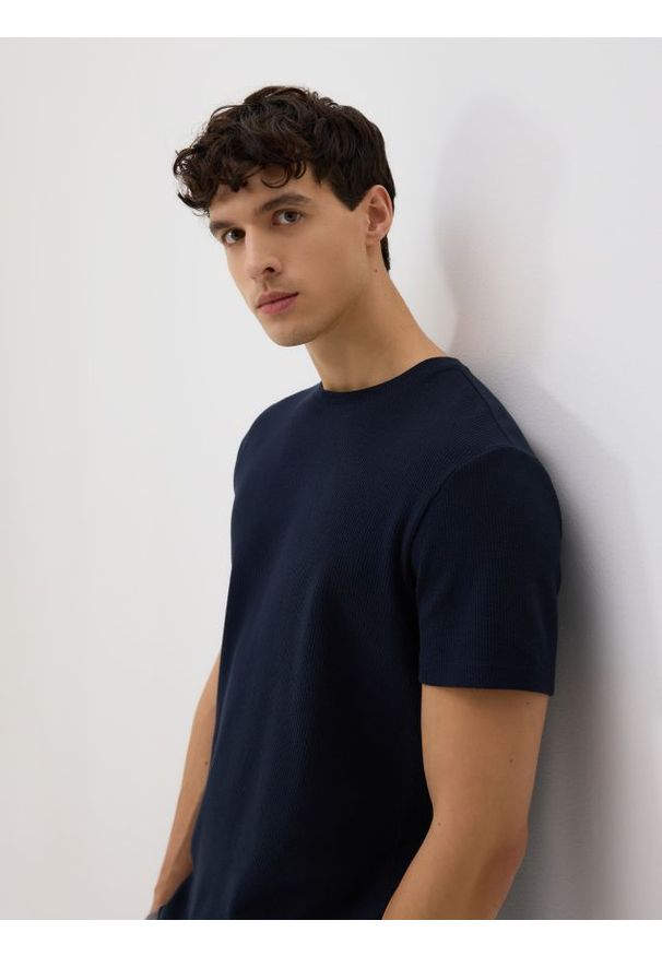 Reserved - Strukturalny t-shirt slim - granatowy. Kolor: niebieski. Materiał: dzianina, bawełna