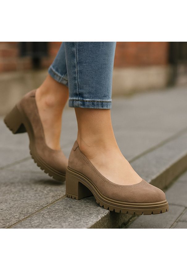 Półbuty damskie Armodo, skórzane zamszowe na klocku z okrągłym noskiem i wsuwane, fango, 20194-W. Okazja: do pracy, na co dzień. Nosek buta: okrągły. Zapięcie: bez zapięcia. Kolor: beżowy. Materiał: skóra, zamsz. Obcas: na obcasie. Styl: elegancki, casual. Wysokość obcasa: średni