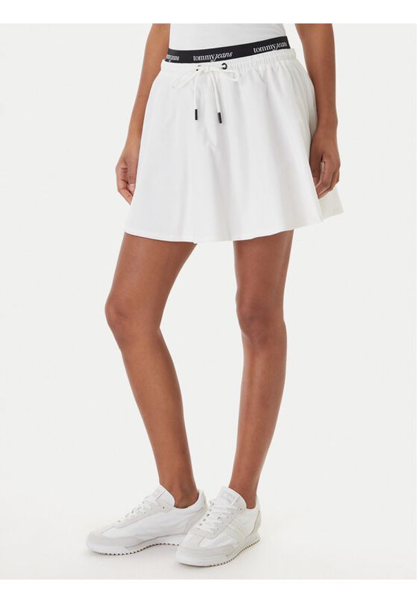 Tommy Jeans Spódnica mini DW0DW22299 Biały Regular Fit. Kolor: biały. Materiał: bawełna