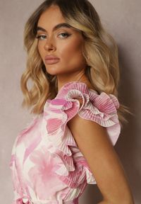 Renee - Różowa Sukienka z Kopertowym Dekoltem z Gumką w Pasie i Paskiem w Talii z Falbankami Dimrine. Typ kołnierza: kołnierz z falbankami. Kolor: różowy. Typ sukienki: kopertowe