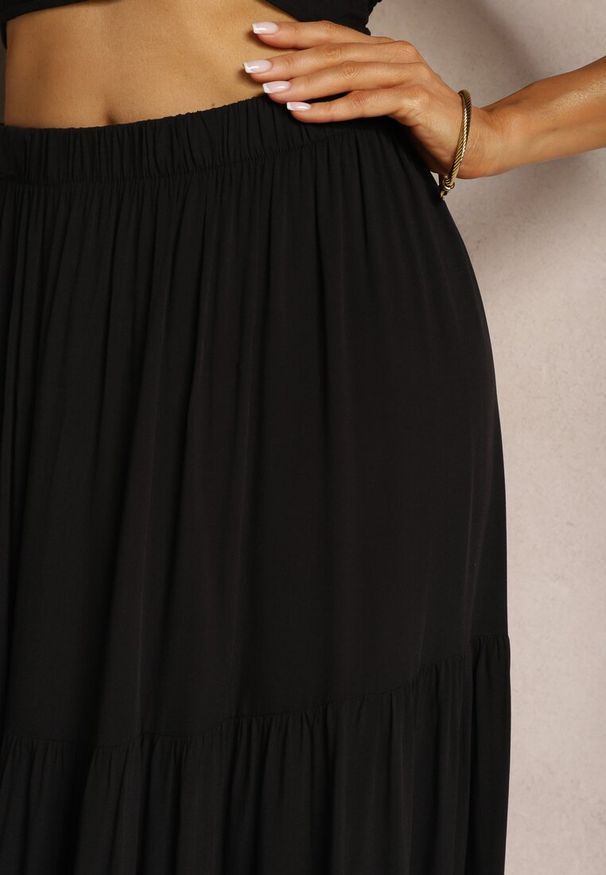 Renee - Czarna Wiskozowa Spódnica High Waist z Gumką w Talii i Falbanką Christiara. Stan: podwyższony. Kolor: czarny. Materiał: wiskoza. Sezon: lato