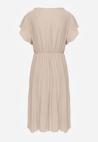 Renee - Beżowa Rozkloszowana Sukienka z Plisami i Dekoltem w V Rissari. Okazja: na imprezę. Typ kołnierza: dekolt w kształcie V. Kolor: beżowy. Materiał: skóra. Długość rękawa: krótki rękaw #3