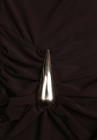 Born2be - Brązowa Dopasowana Sukienka Koktajlowa z Marszczeniem i Aplikacjami Phaiseithe. Okazja: na randkę. Kolor: brązowy. Materiał: materiał. Wzór: aplikacja. Styl: wizytowy #2