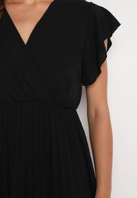 Born2be - Czarna Plisowana Sukienka z Kopertowym Dekoltem i Gumką w Talii Waretta. Typ kołnierza: dekolt kopertowy. Kolor: czarny. Typ sukienki: kopertowe. Styl: elegancki #6