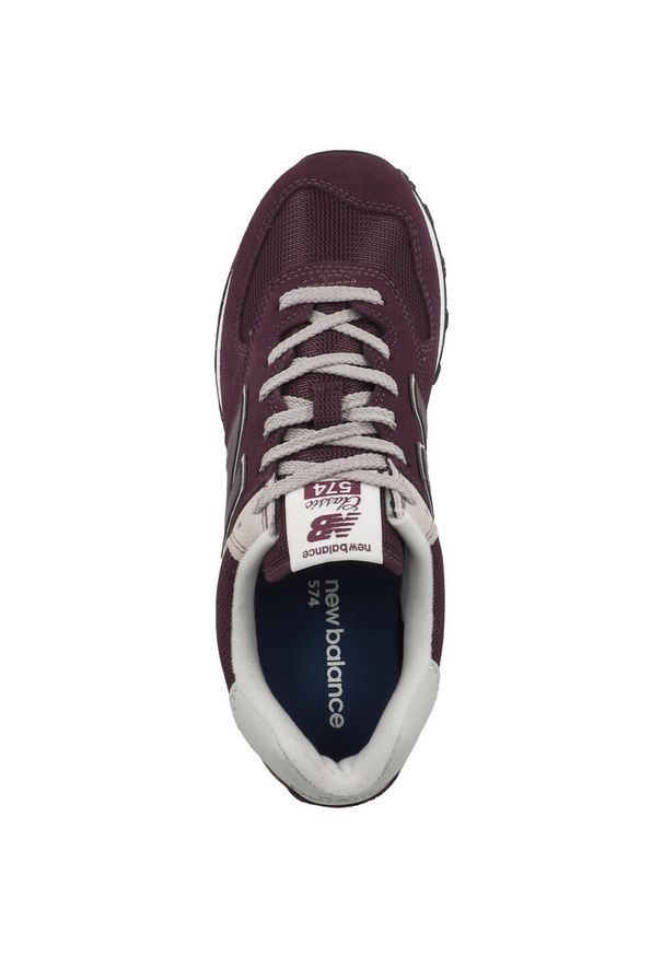 Buty do chodzenia męskie New Balance 574. Zapięcie: sznurówki. Kolor: czerwony, wielokolorowy, szary. Materiał: guma, syntetyk, tkanina, materiał. Szerokość cholewki: normalna. Model: New Balance 574. Sport: turystyka piesza