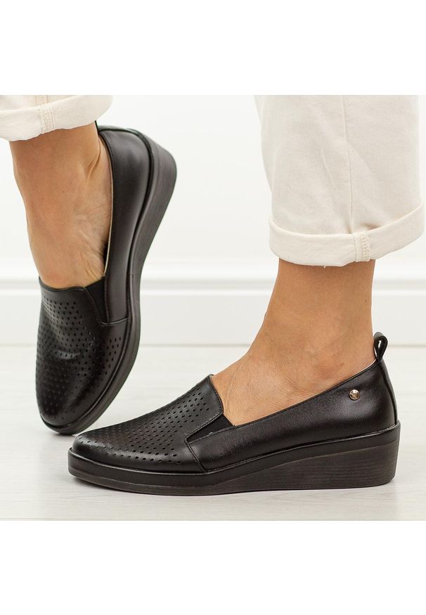 Czarne skórzane półbuty damskie Vinceza 39988. Okazja: na co dzień. Nosek buta: okrągły. Kolor: czarny. Szerokość cholewki: normalna. Wzór: ażurowy. Materiał: skóra. Sezon: wiosna, jesień, lato. Obcas: na koturnie. Styl: casual, elegancki, klasyczny