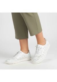 Półbuty damskie Rieker, cholewka skóra naturalna ażurowa konstrukcja z klasycznym sznurowaniem i lekka elastyczna podeszwa zapewniają przewiewność, b. Okazja: na co dzień. Zapięcie: sznurówki. Kolor: biały. Materiał: skóra. Szerokość cholewki: normalna. Wzór: ażurowy. Sezon: lato. Styl: klasyczny #1