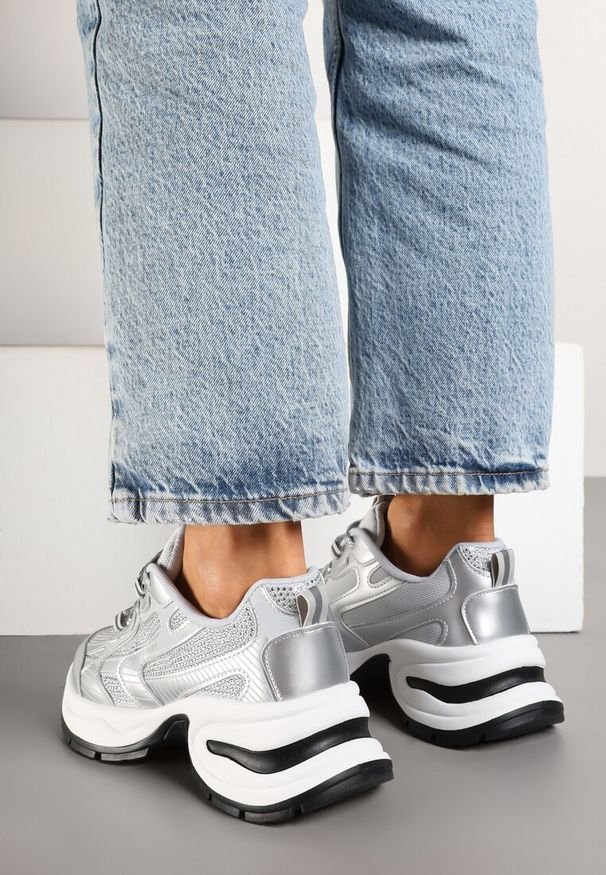 Born2be - Srebrne Sneakersy Streetwearowe na Grubej Podeszwie Zdobione Brokatem Felanwea. Okazja: na co dzień, na imprezę. Kolor: srebrny. Materiał: jeans. Wzór: aplikacja. Obcas: na platformie