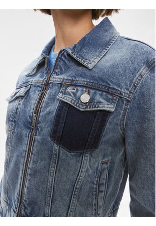 Tommy Jeans Kurtka jeansowa Izzie DW0DW16989 Niebieski Slim Fit. Kolor: niebieski. Materiał: bawełna