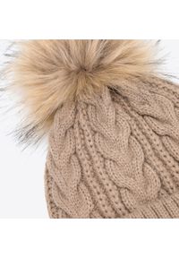 Wittchen - Damska czapka z szerokim splotem warkoczowym. Kolor: beżowy. Materiał: akryl. Wzór: ze splotem. Sezon: jesień, zima. Styl: casual, elegancki #3