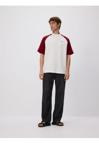Reserved - T-shirt oversize z raglanowym rękawem - złamana biel. Materiał: dzianina, bawełna. Długość rękawa: raglanowy rękaw
