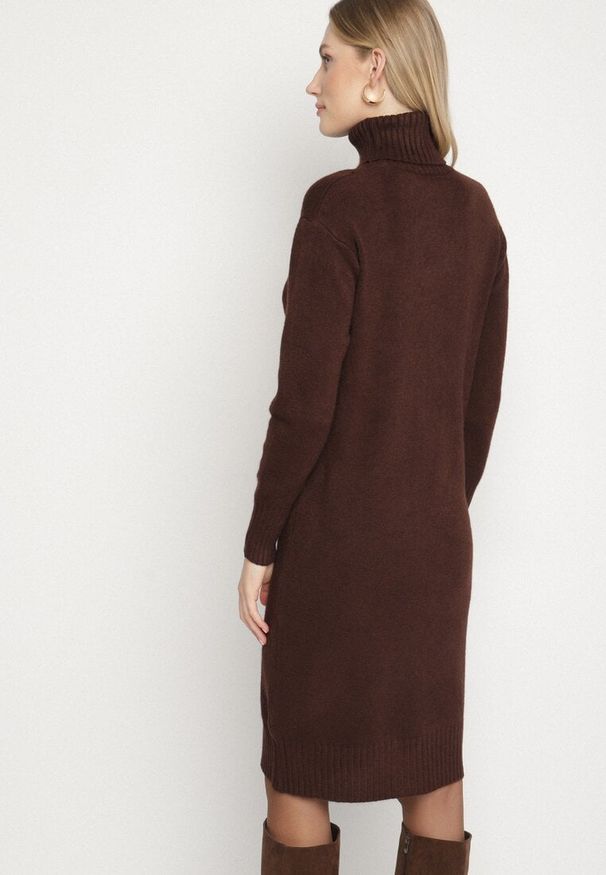 Born2be - Brązowa Dzianinowa Sukienka z Bawełną o Prostym Kroju z Golfem Tesala. Okazja: do pracy, na spotkanie biznesowe. Typ kołnierza: golf. Kolor: brązowy. Materiał: dzianina, bawełna. Wzór: jednolity. Typ sukienki: proste. Styl: klasyczny, biznesowy