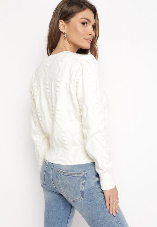 Born2be - Beżowy Sweter o Klasycznym Fasonie z Ozdobnym Haftem Aggela. Kolor: beżowy. Wzór: haft. Styl: klasyczny