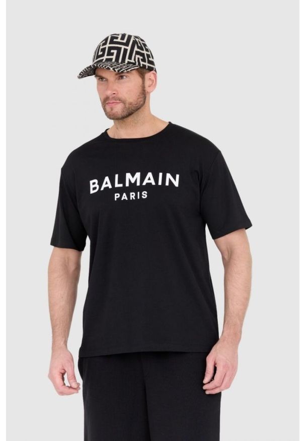 Balmain - BALMAIN Czarny t-shirt męski z drukowanym białym logo, Rozmiar S. Kolor: czarny