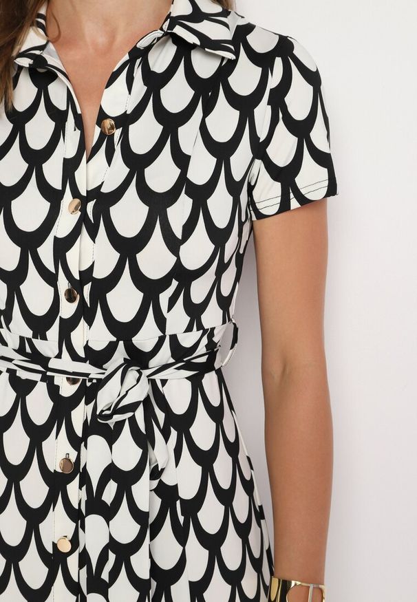 Born2be - Czarno-Biała Koszulowa Sukienka z Kołnierzem i Materiałowym Paskiem w Talii Vranea. Okazja: na co dzień. Typ kołnierza: dekolt w kształcie V. Kolor: czarny. Materiał: materiał. Typ sukienki: koszulowe. Styl: sportowy, casual, elegancki